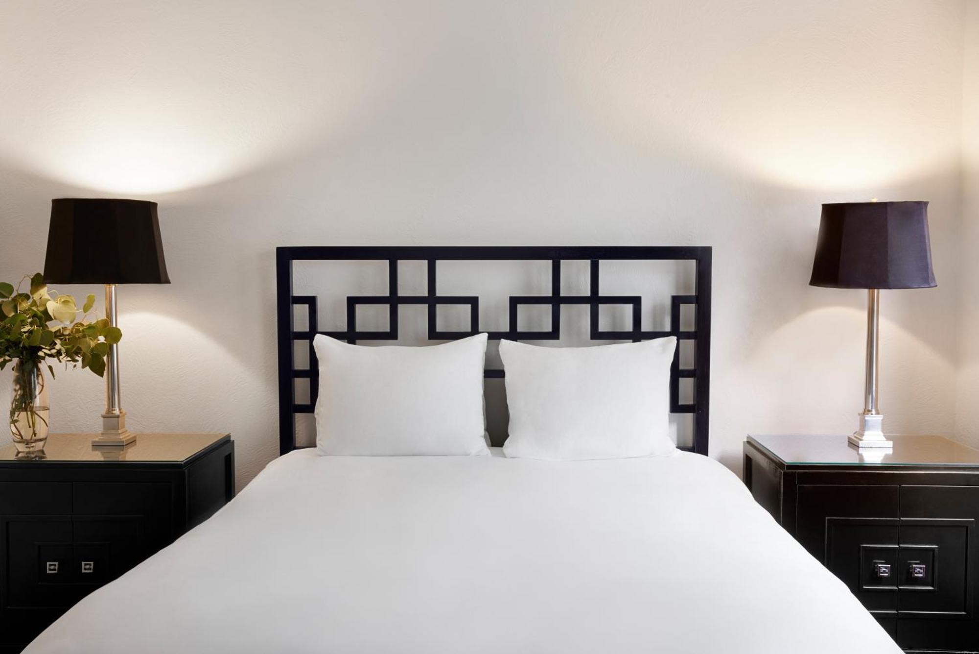 Hall Queen Jr Suite